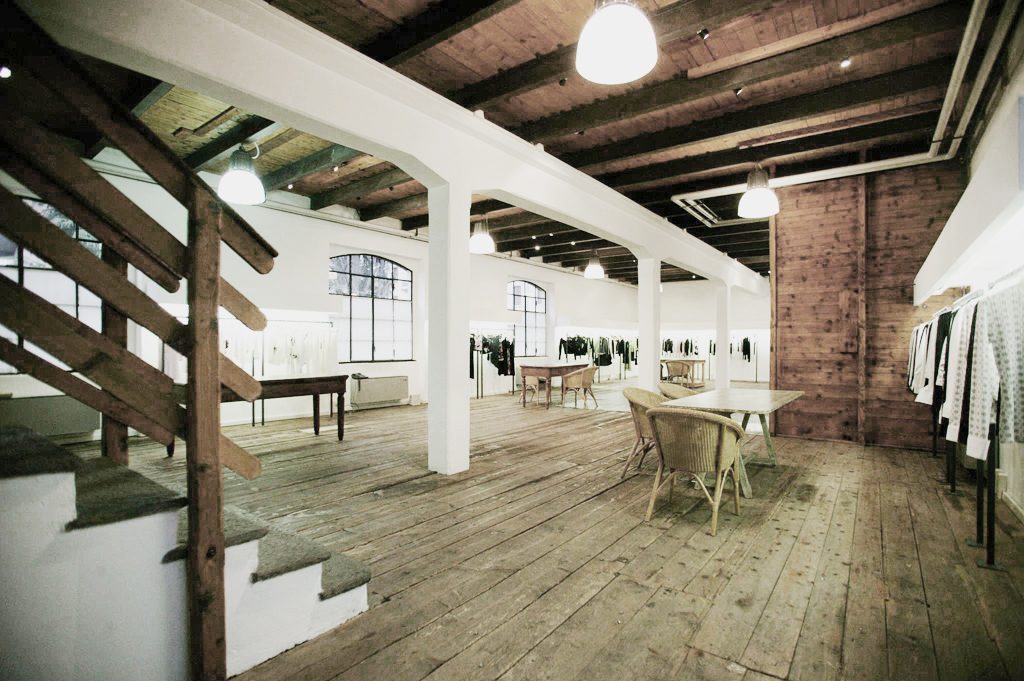 Sala con travi in legno e pavimento originale