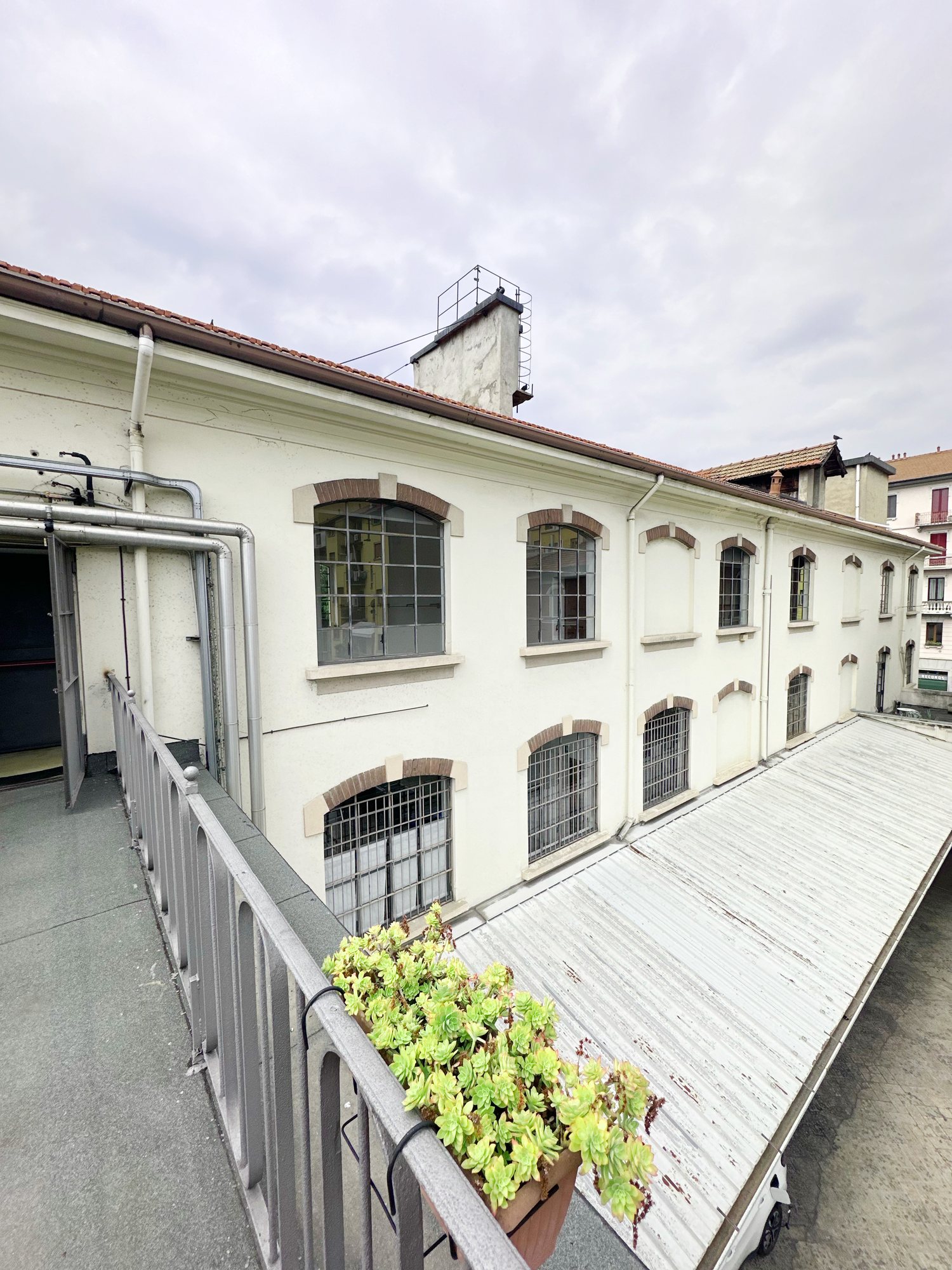 Terrazzo e facciata dell'edificio con le finestre ad arco